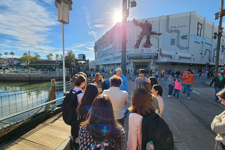 Greg Edelson &rsquo;87, P&rsquo;18, P&rsquo;21 to guides students on a career immersion experience