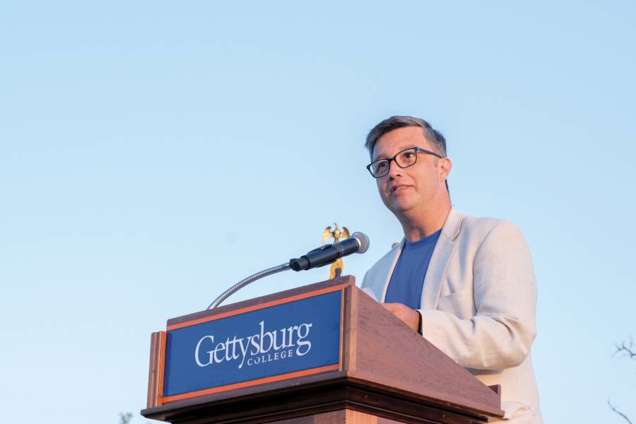 An image of Prof. C&eacute;sar Leal delivernig a keynote speech