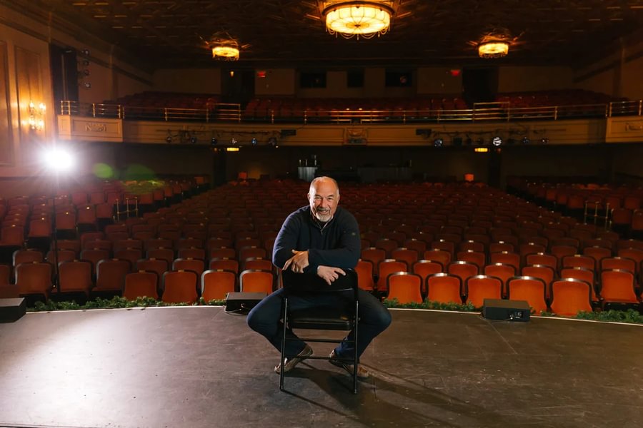 David LeVan ’68 appears on the stage of Gettysburg College’s Majestic Theater