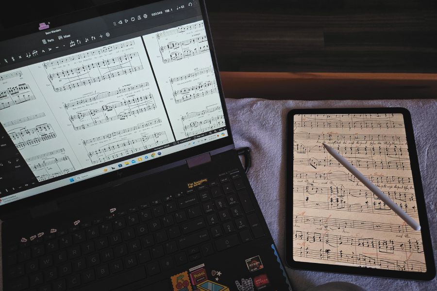 Riley Dunbar &rsquo;27 works with Prof. Jocelyn Swigger on music research.